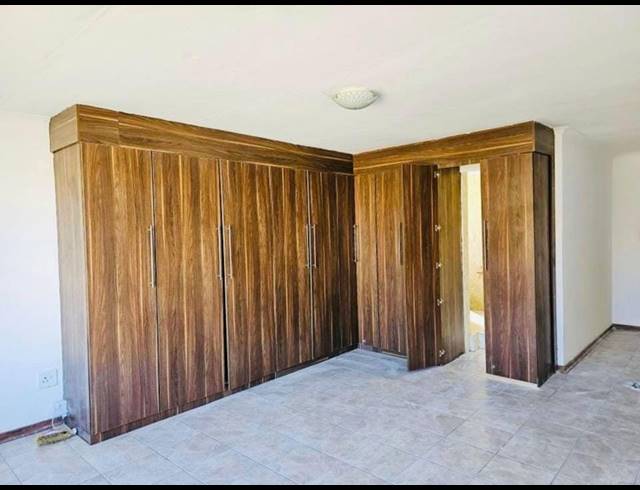 4 BEDROOM FREEHOLD TO LET IN MODEL PARK